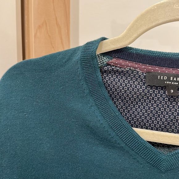 TED BAKER - 100% wool GREEN JEWEL TONE V NECK SWEATER. EXCELLENT CONDITION - Picture 9 of 9